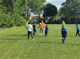 Laatste training S.K.N.W.K. JO9-1 van seizoen 2021-2022 (partijtje tegen de ouders) (35/71)